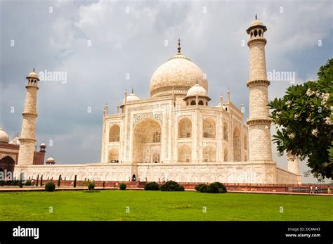 Taj Mahal Temple Landscape View Stock Photo Alamy