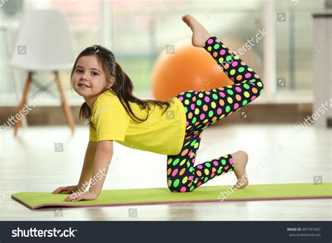 Niña Linda Practicando Yoga Posada En Foto De Stock 407797567