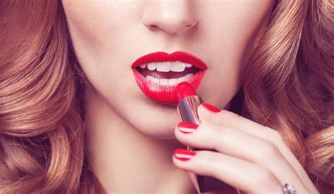 7 Challenges People Who Wear Lipstick Every Day Go Through