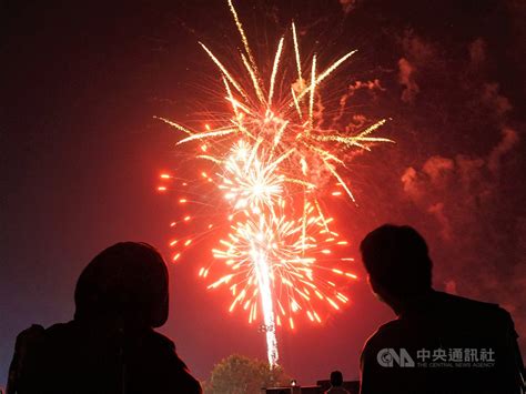 這一天是美國正式宣布從 大英帝國 宣告獨立的日子，故此獨立日是美國的 國慶日 。. 特派專欄 美國獨立日全民瘋烤肉 煙火小販打工兼做公益 | 國際 | 重點新聞 | 中央社 CNA