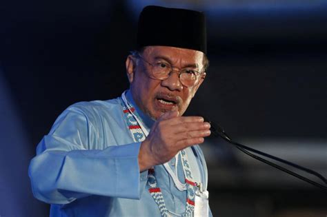Anwar ibrahim menyampaikan, dia didukung oleh lebih dari 120 anggota parlemen untuk menjadi perdana menteri baru malaysia. Malaysia's ruling party makes fresh push for Anwar to take ...