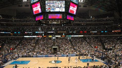 Sayangnya tidak ada tur yang bisa membawa kita masuk ke dalam stadion. Dallas Mavericks - TheSportsDB.com