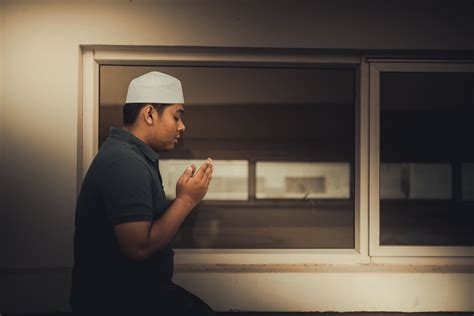 Imam syafi'e berpendapat bahawa bacaan qunut dalam solat subuh merupakan sunat muakkad iaitu sunat yang sangat digalakkan. Catat! Ini Hukum Sujud Sahwi yang Harus Dipahami - Umroh.com