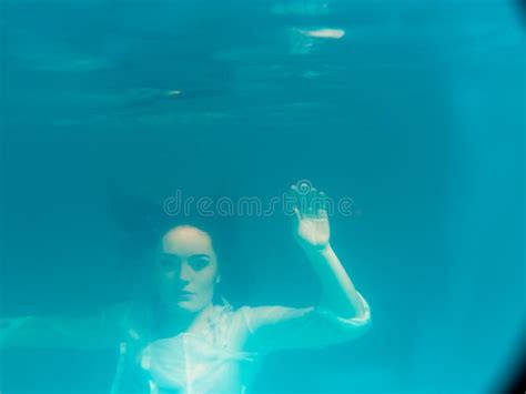 水下的在游泳池的女孩佩带的比基尼泳装 库存图片 图片 包括有 游泳 被围绕的 深深 其它 行动 50108749