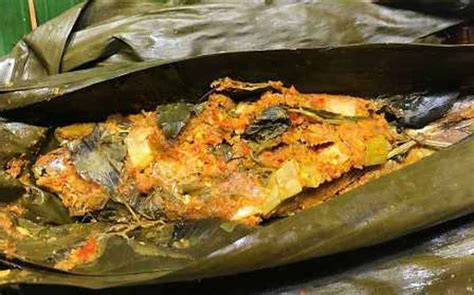Setelah bumbu dan bahan makanan dibungkus pakai daun pisang, proses berikutnya adalah membakar bungkusan ke atas api hingga matang dan mengering. Menu Jumat: Resep Ikan Asin Peda Super Nikmat ...