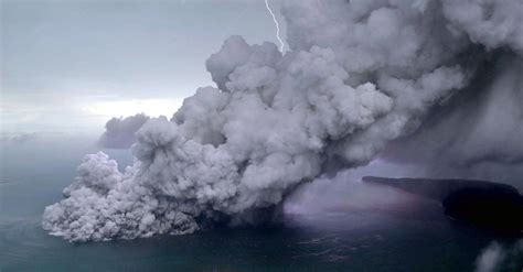 Gunung Krakatau Meletus Sejarah Erupsi Purba Letusan 1883 And Kini