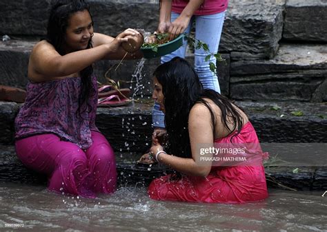 Nepalese Hindu Women Take A Ritual Bath In The Bagmati River During Nachrichtenfoto Getty