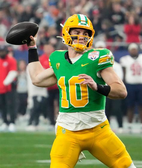 Seahawks Host QB Bo Nix width=