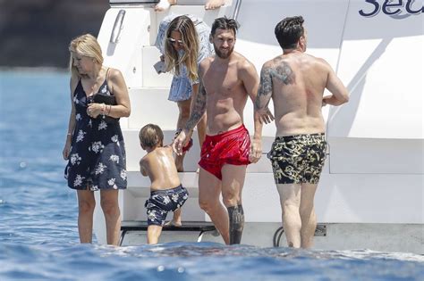 Lionel messi conoció a santiago garcés, el fotógrafo mexicano de la famosa foto al psg./ la pareja de lio messi, antonella roccuzzo, compartió en su cuenta de instagram el destino de lionel messi disfrutó de un paseo en moto de agua en su estadía en ibiza. PHOTOS. Lionel Messi profite de ses vacances à Ibiza avec ...