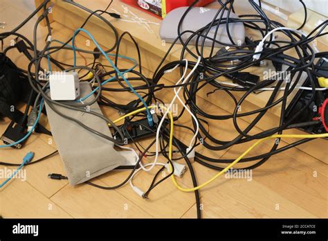 Cables Mess Fotografías E Imágenes De Alta Resolución Alamy