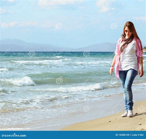 Ragazza Teenager Sulla Spiaggia Fotografia Stock Immagine Di Sfondo