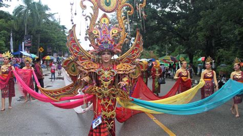 festival tenun atraksi budaya daerah sulawesi tenggara vlixid