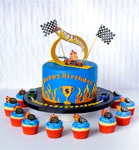 Hot Wheels Cake With Cupcakes I Made The Hot Wheels Track Out Of Gum