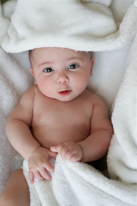 图片素材 手 冬季 女孩 白色 甜 男孩 可爱 肖像 小 儿童 毯 宝宝 表情 童年 产品 好奇心 家庭
