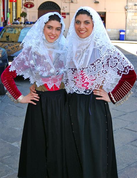 traditional costumes of sardinia abiti tradizionali vestiti donne