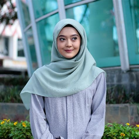 Warna hijau sangat menenangkan dan membangkitkan semangat. Jilbab Warna Hijau Mint - Voal Motif