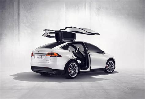 Tesla Opoziva 15000 Modela X