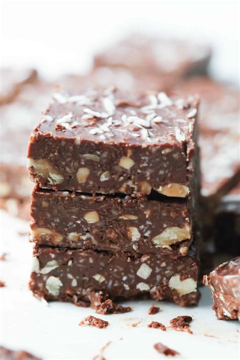 Filled with healthy fats and protein so you stay full longer and can make more breast milk. Low-Carb No-Bake Chocolate Coconut Bars - Primavera Kitchen