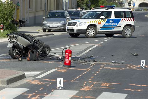 Balesetben Meghalt Egy Motoros Gy Ngy Sn L Pestisr Cok