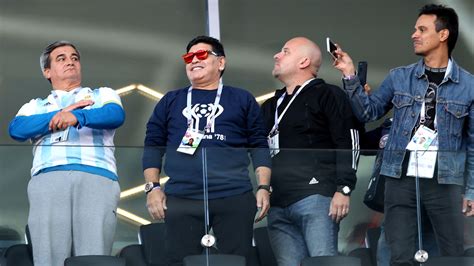 November in einer privatklinik in buenos aires wegen eines blutgerinnsels im. Ist Maradona Gestorben : Fußball: Mexiko: Maradona ...