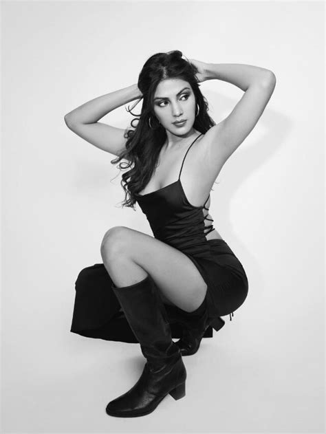 Rhea Chakraborty Hot Stylish Look Went Viral In Skinfit Tight Dress रिया चक्रवर्ती ने टाइट