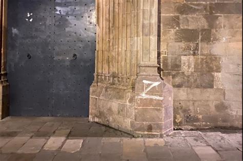 Поліція Барселони спіймала чоловіка який малював Z свастики на будинках Хмарочос