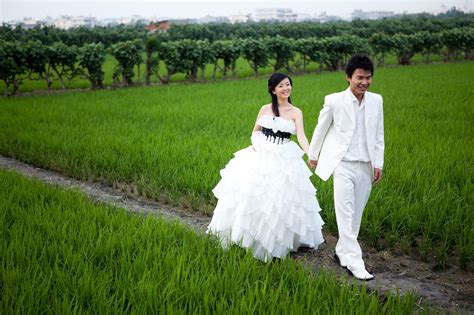 Air terjun merupakan salah satu konsep foto prewedding yang cukup digemari dan perlu dicoba untuk kamu dan pasanganmu. 11 Tema Pre-wedding (Pra-wedding) Unik, menarik, cantik | All 'bout wedding & gifts