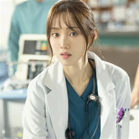 A drama about the realism in the relationship between doctors and patients and the social prejudice of educational background and origin. Vừa lên sóng tập 1 "Người Thầy Y Đức 2" đạt rating cao ...