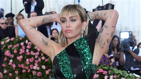 Flipboard Miley Cyrus Poses Topless As She Gets Ready For The 2019 Met