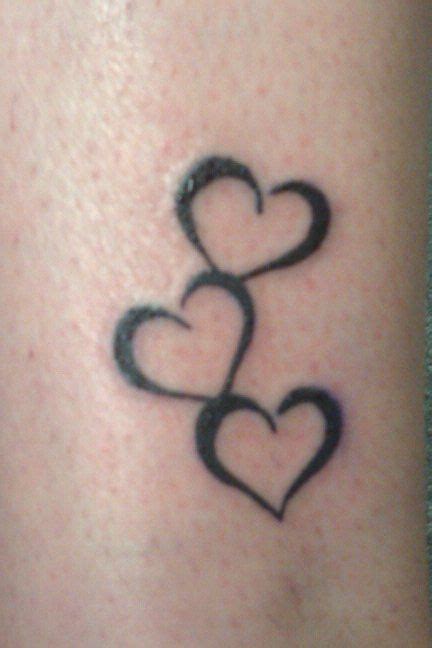 Three Hearts Tattoo Kızkardeş Dövmeleri Boyun Dövmesi Aile Dövmeleri