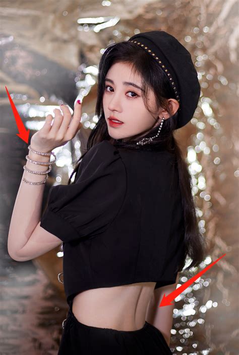 鞠婧祎个人工作室 • #鞠婧祎 #jujingyi #鞠婧禕 #kikuchanj #kiku #快乐大本营. 鞠婧禕出席活動全身"山寨"？禮服是高仿貨，手鐲是假的