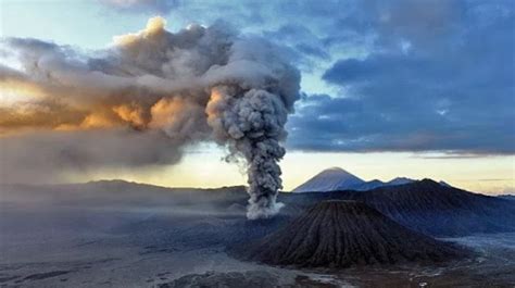 Gunung Bromo Erupsi Abu Vulkanik Mengarah Ke Barat Daya Dan Selatan