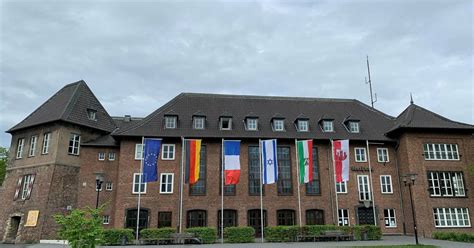 Israelische flaggen brennen aus protest. Unbekannte stehlen israelische Flagge vorm Rathaus in ...