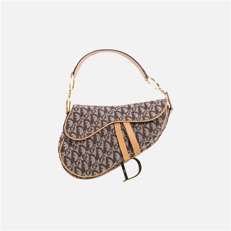 I looked at retail photos and it looks correct, but then you look at other collaboration saddle bags and they look much smaller. Dior Oblique Saddle Bag - Beige - Kith