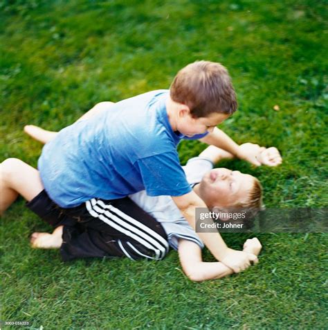 Two Boys Fighting Stock Foto Getty Images