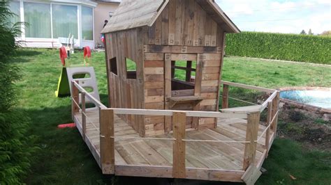 Comment construire une cabane en bois pour ces enfants avec des. Small Pallet Playhouse / Petite Cabane En Bois De Palette ...