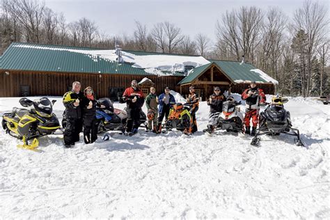 Kendyls Buns On The Run Serves Snowmobilers Trailside In The Nek