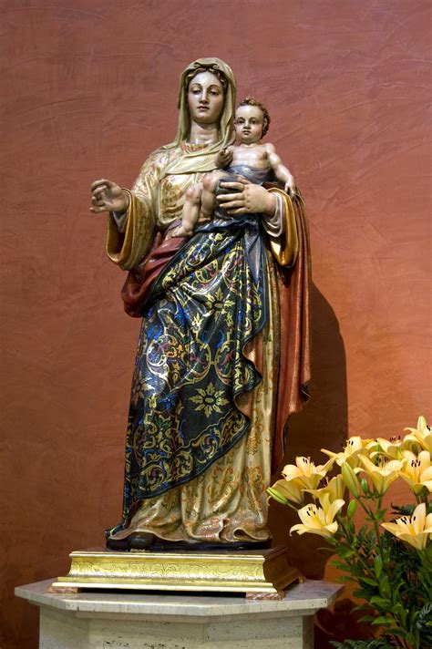 Virgen De La Salud En La Parroquia De Nuestra Señora De La Salud