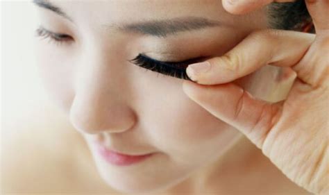 how to clean fake eyelashes the six steps uk