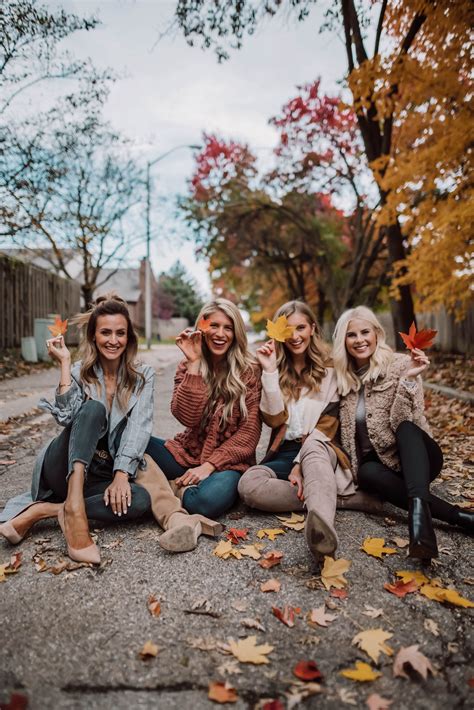 Fall Style Friends Fall Picture Ideas In 2020 Friend Poses