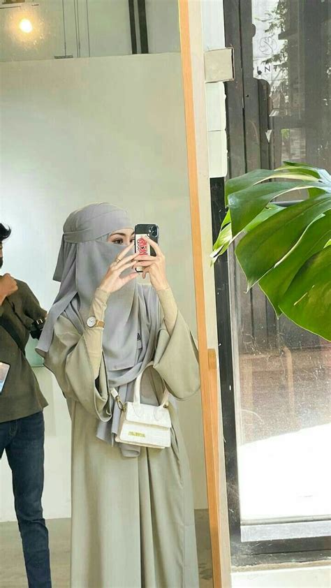 Hijabi Mirror Selfie Gaya Abaya Pakaian Sederhana Model Pakaian Islami