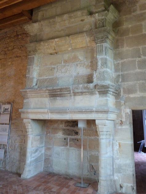 Nous réalisons à la main des copies de cheminées anciennes. Château d'Assier, Cheminée monumentale de la grande salle ...
