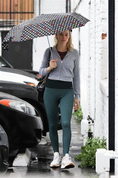 Margot Robbies Yoga Pants Are The Secret To A Comfortable And Stylish Workout