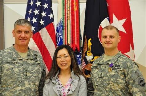 Gen Rodriguez Presents Purple Heart Re Enlists 11 Soldiers At Forscom