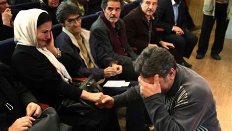 روز نگار اشک ریختن نادر طریقت کارگردان سینما در کنار پوری بنائی هنرپیشه محبوب سینمای ایران