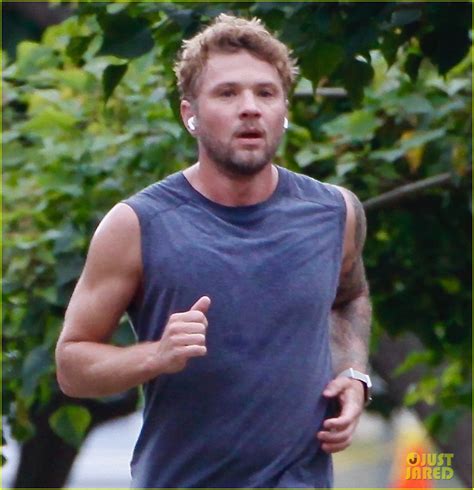 Ryan Phillippe Flashes His Abs While On A Run Photo 4458878 Ryan Phillippe Shirtless Photos
