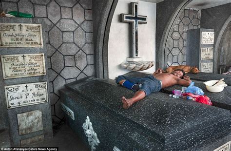 the shanty town created in a philippine cemetery that s home to 6 000 people daily mail online