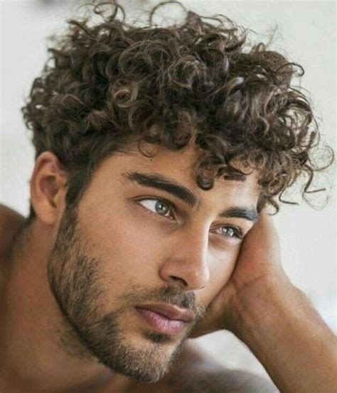 Günümüzde görebileceğiniz kıvırcık saçların %80'i yanları sıfır alınmış şekildedir. Erkek Kıvırcık Saç Modelleri, Stilleri - Güzel Sözler 2021