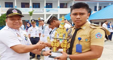Penyerahan Tropi Dan Medalai Oleh Kepala Sekolah Smk Taruna Indonesia