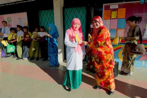 Memasuki darjah 1 (tahun satu) adalah permulaan buat murid sekolah rendah selepas tamatnya prasekolah. Penyerahan Bendera Kecil ~ SEKOLAH RENDAH TUNGKU BRUNEI ...